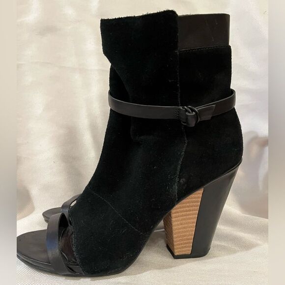 Tsubo Black Suede peep toe ankle boots, like new, size 7.5 - Picture 14 of 14